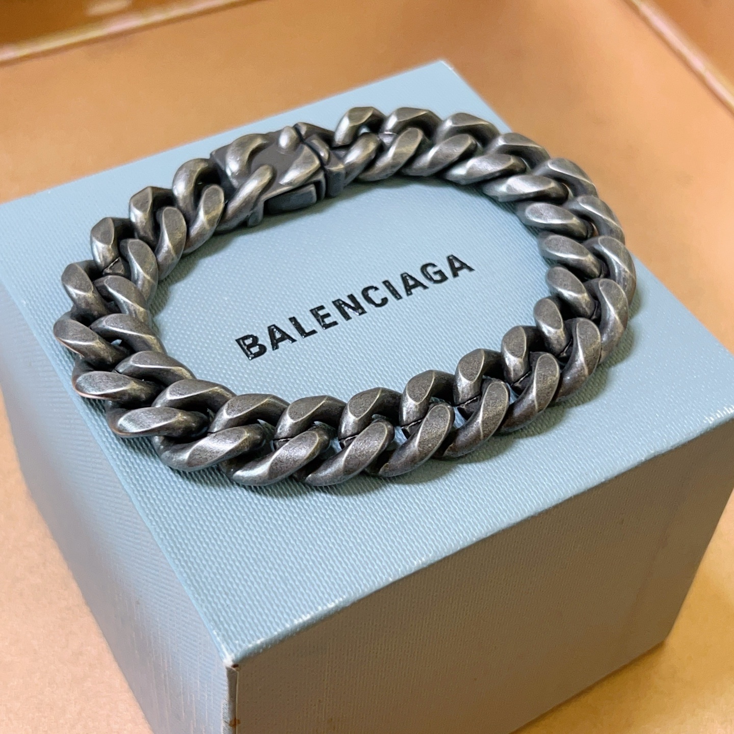 。 原单货🔹🔹新品 巴黎世家手链Balenciaga手链🔹专柜一致巴黎世家手链 男士火爆款出货 设计独特