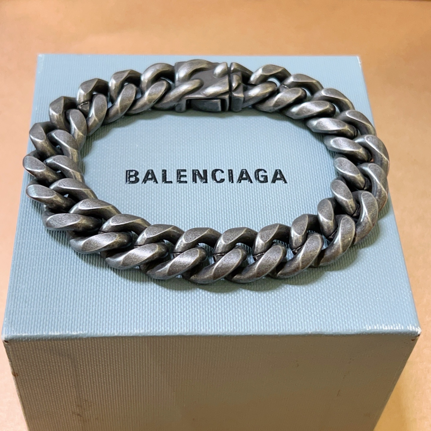 。 原单货🔹🔹新品 巴黎世家手链Balenciaga手链🔹专柜一致巴黎世家手链 男士火爆款出货 设计独特