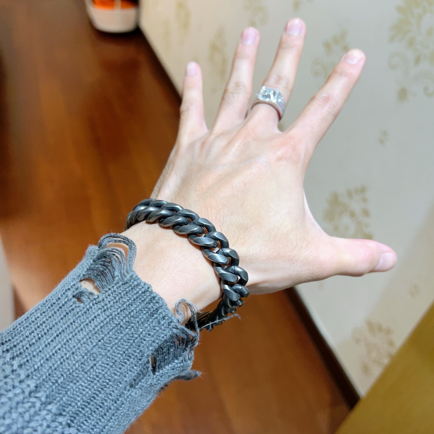 。 原单货🔹🔹新品 巴黎世家手链Balenciaga手链🔹专柜一致巴黎世家手链 男士火爆款出货 设计独特