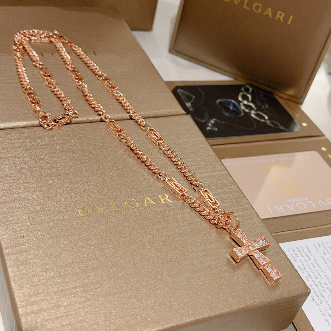 。宝格丽项链V金材质 BVLGARI宝格丽 DIVAS‘ DREAM 系列 品相完美，细节无敌，那种独特