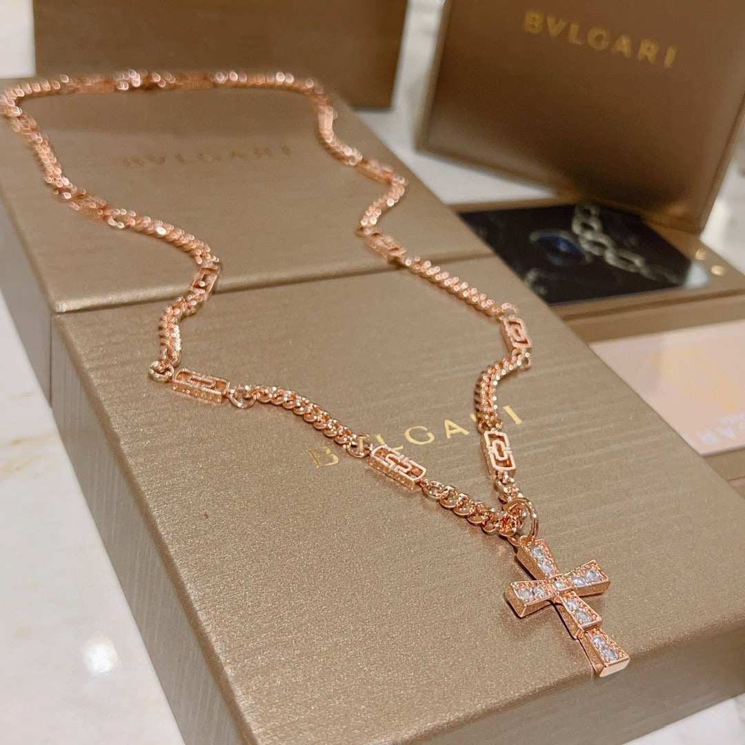 。宝格丽项链V金材质 BVLGARI宝格丽 DIVAS‘ DREAM 系列 品相完美，细节无敌，那种独特