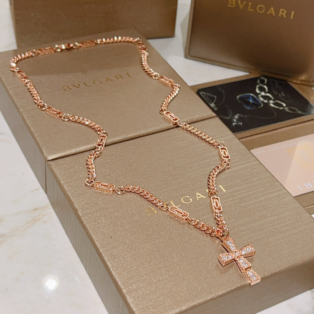 。宝格丽项链V金材质 BVLGARI宝格丽 DIVAS‘ DREAM 系列 品相完美，细节无敌，那种独特