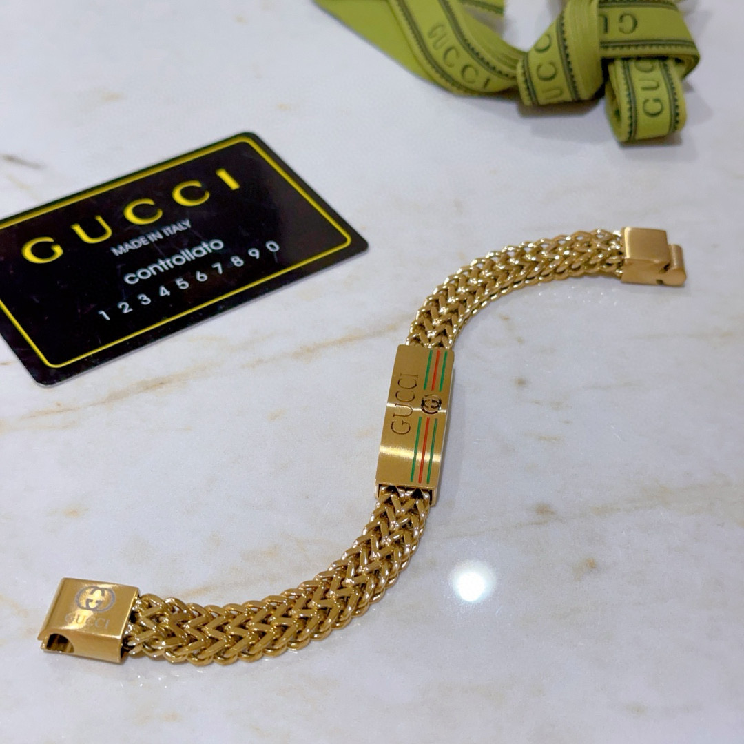 。 最新出炉🌼 Gucci古驰手链最新款的经典款 精致无论款式 质感 都是绝对的顶尖feel 只要看一眼