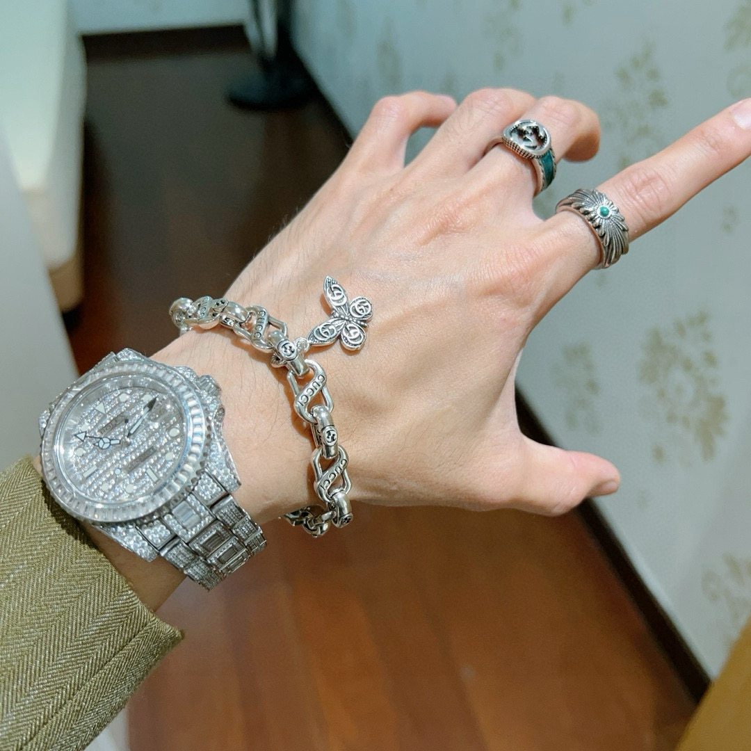 。 最新出炉🌼 Gucci古驰手链最新款的经典款 精致无论款式 质感 都是绝对的顶尖feel 只要看一眼