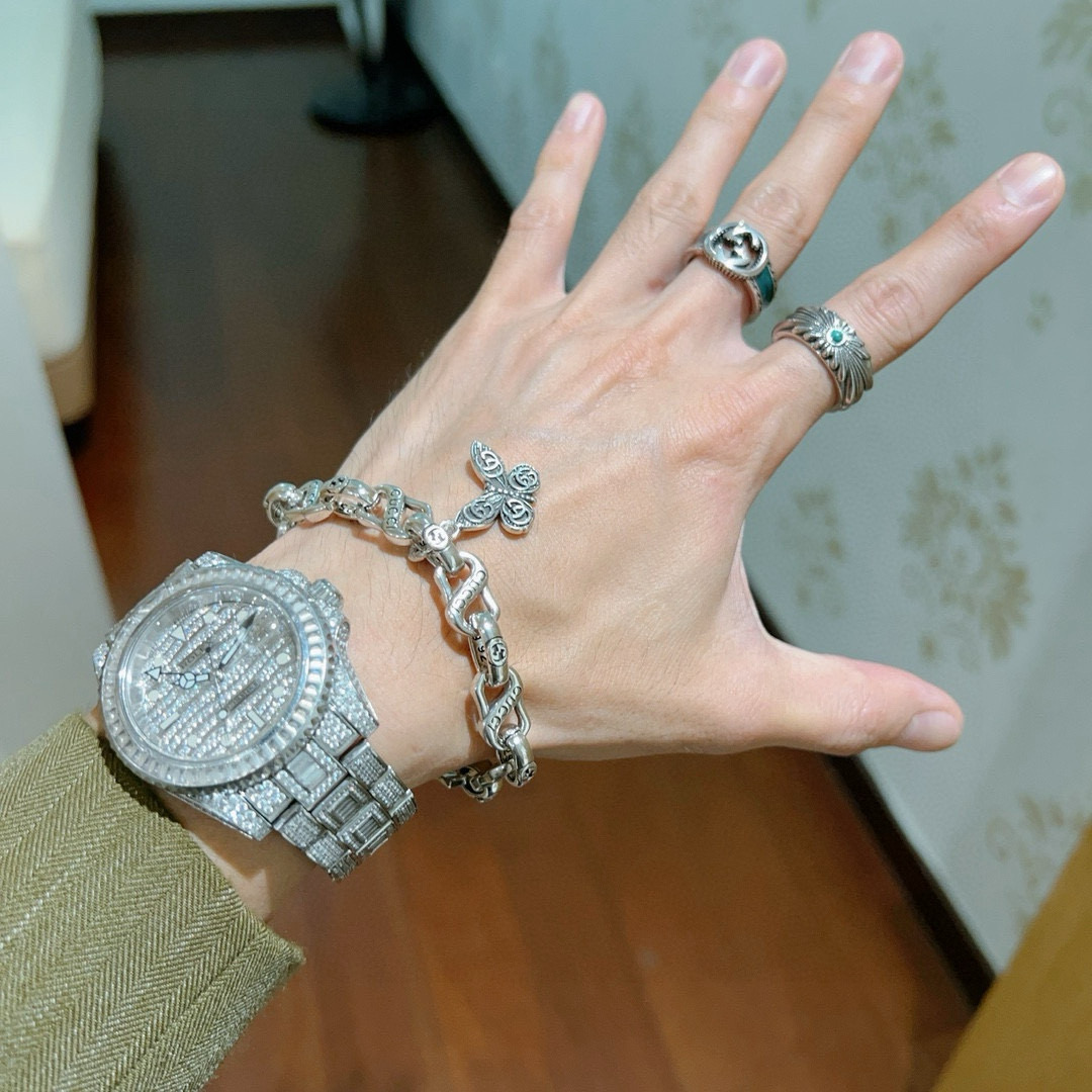 。 最新出炉🌼 Gucci古驰手链最新款的经典款 精致无论款式 质感 都是绝对的顶尖feel 只要看一眼