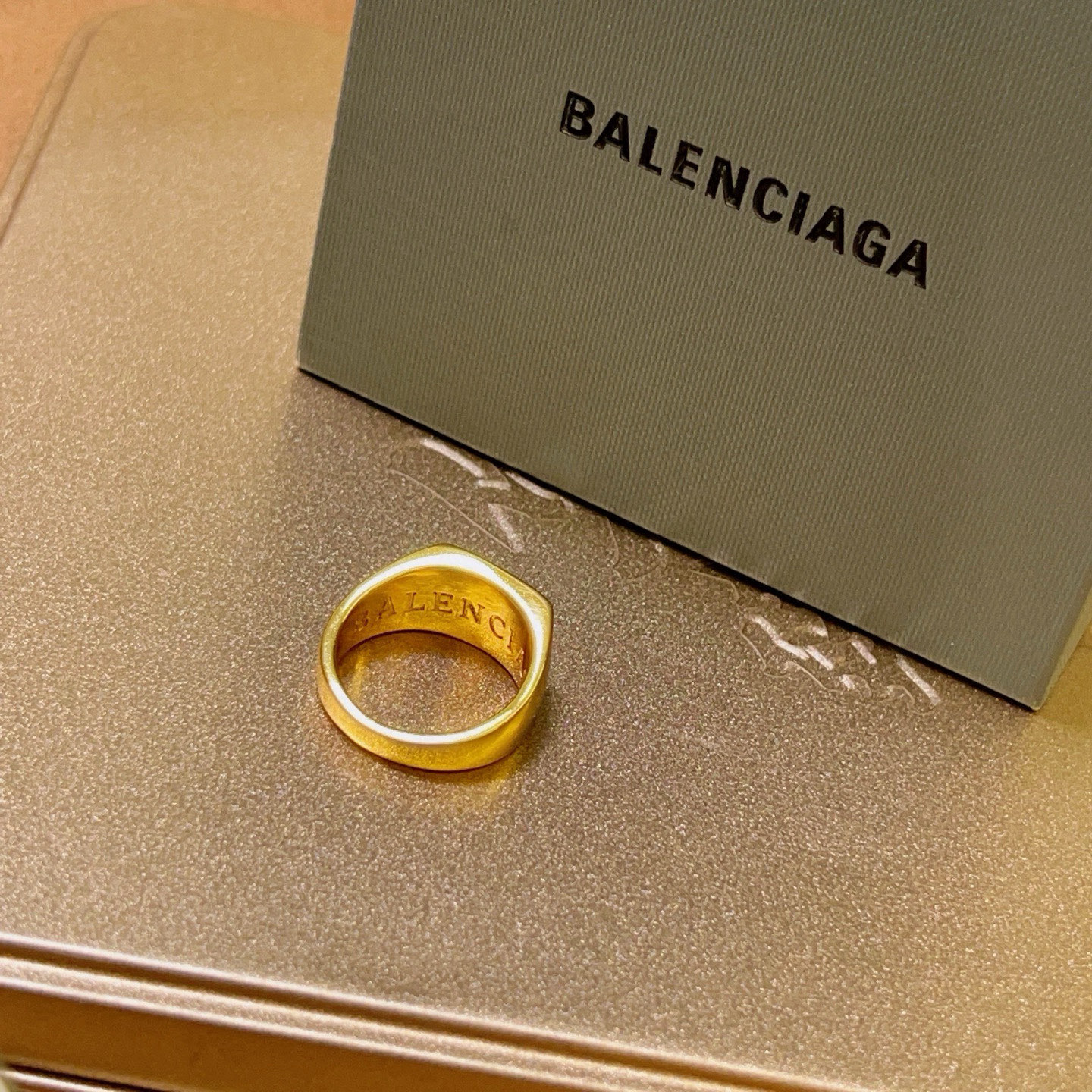 。 原单货🔹🔹新品 巴黎世家戒指 Balenciaga戒指🔹专柜一致巴黎世家戒指火爆款出货 设计独特 前