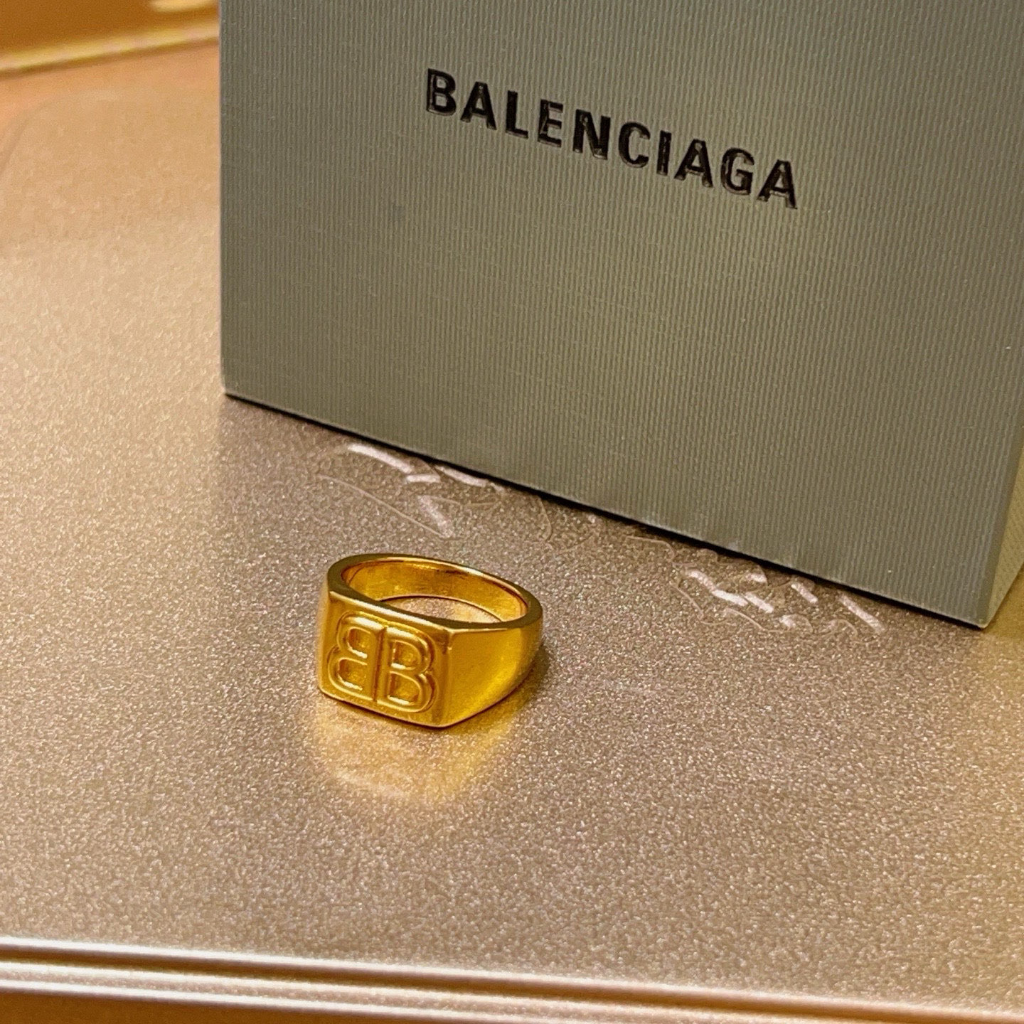 。 原单货🔹🔹新品 巴黎世家戒指 Balenciaga戒指🔹专柜一致巴黎世家戒指火爆款出货 设计独特 前