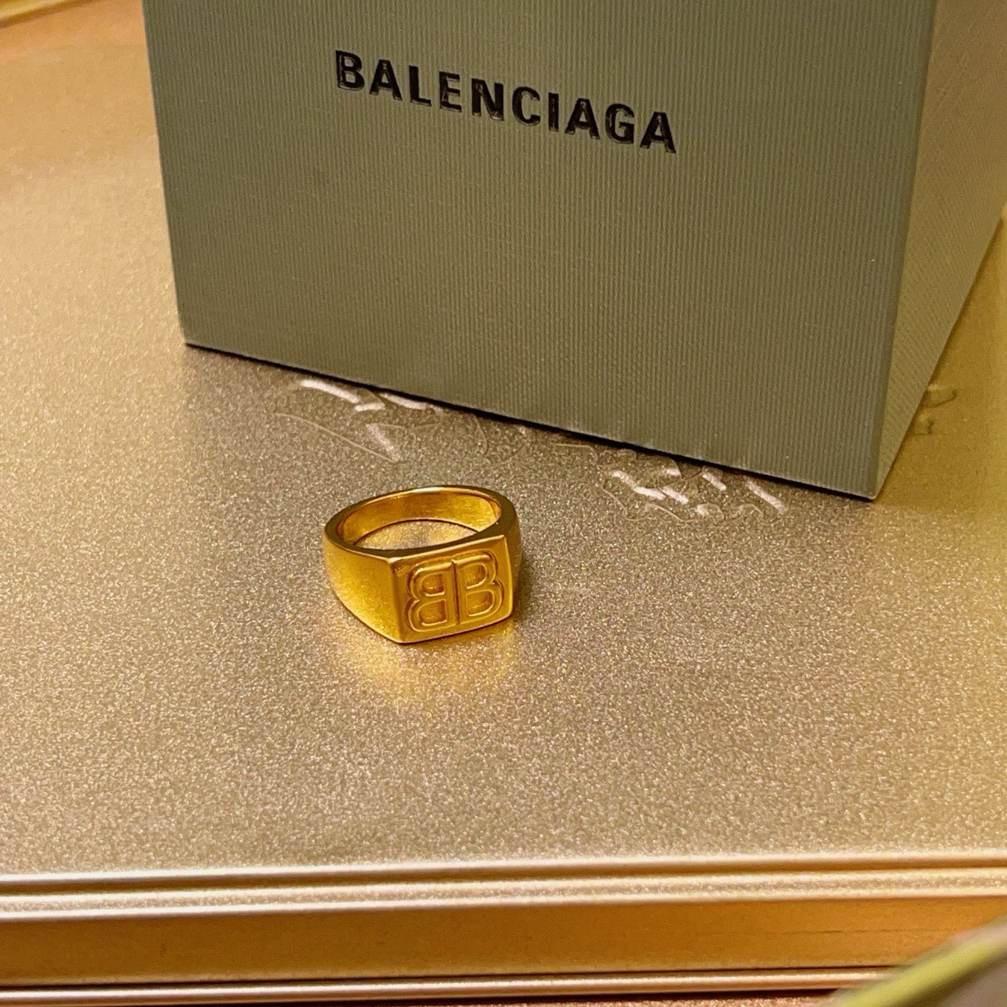 。 原单货🔹🔹新品 巴黎世家戒指 Balenciaga戒指🔹专柜一致巴黎世家戒指火爆款出货 设计独特 前