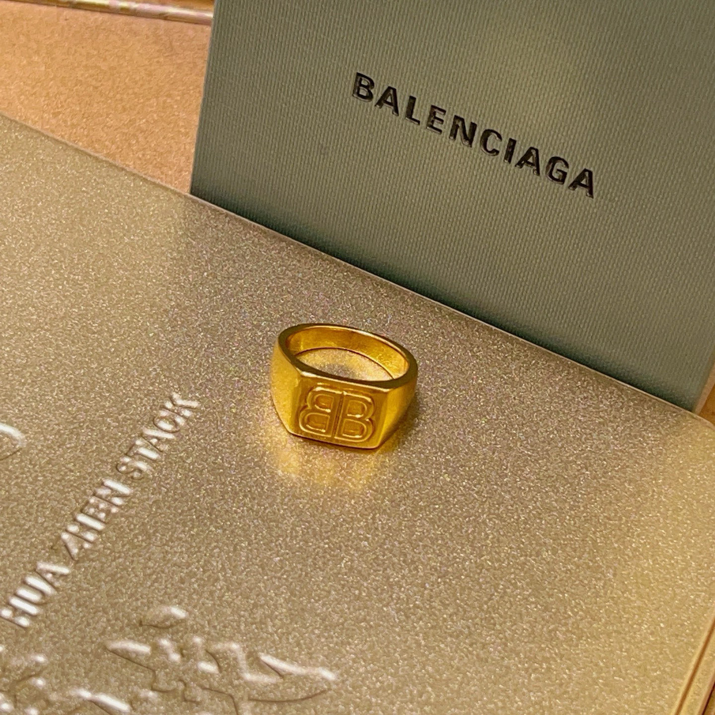 。 原单货🔹🔹新品 巴黎世家戒指 Balenciaga戒指🔹专柜一致巴黎世家戒指火爆款出货 设计独特 前