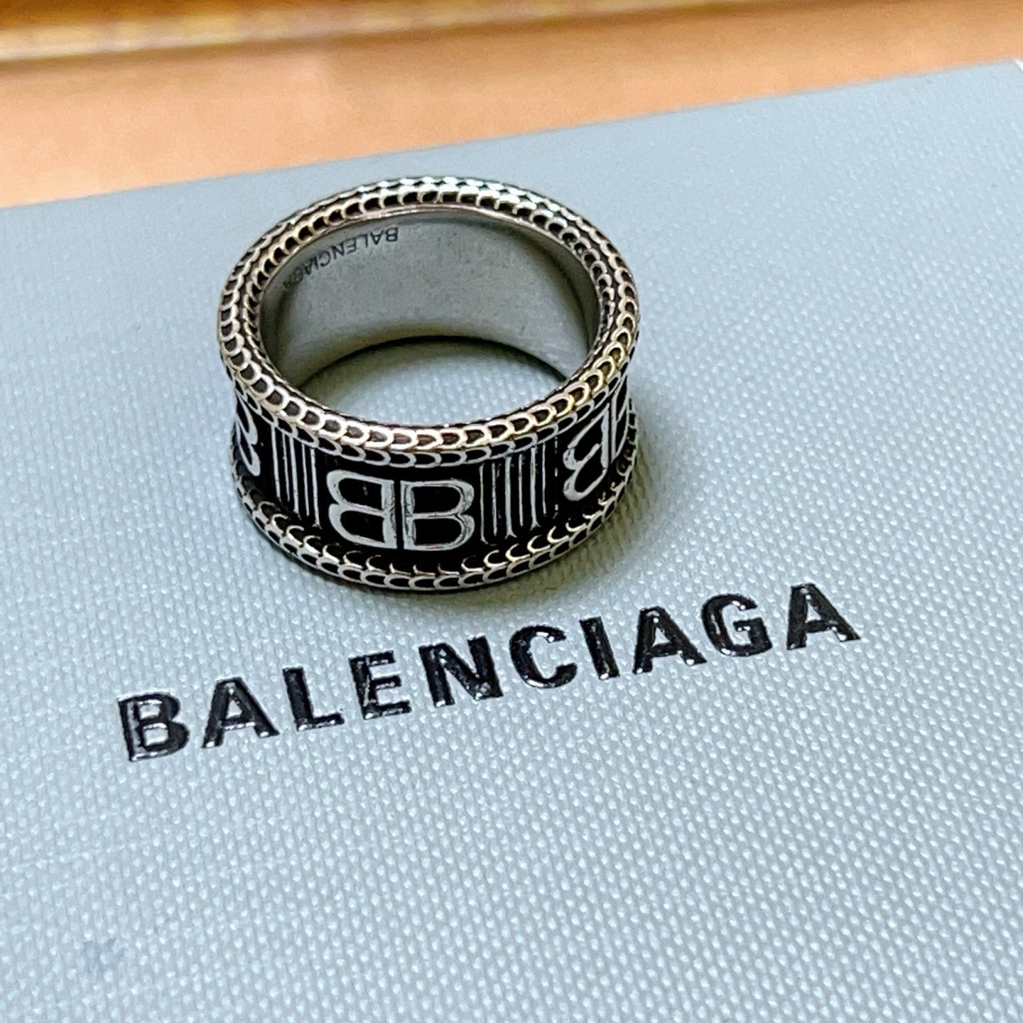 。 爆款原单货 新品 巴黎世家戒指 Balenciaga戒指专柜一致巴黎世家戒指火爆款出货 设计独特 简