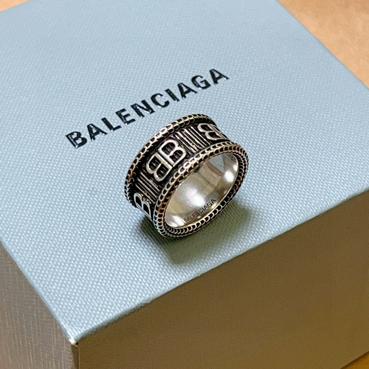 。 爆款原单货 新品 巴黎世家戒指 Balenciaga戒指专柜一致巴黎世家戒指火爆款出货 设计独特 简
