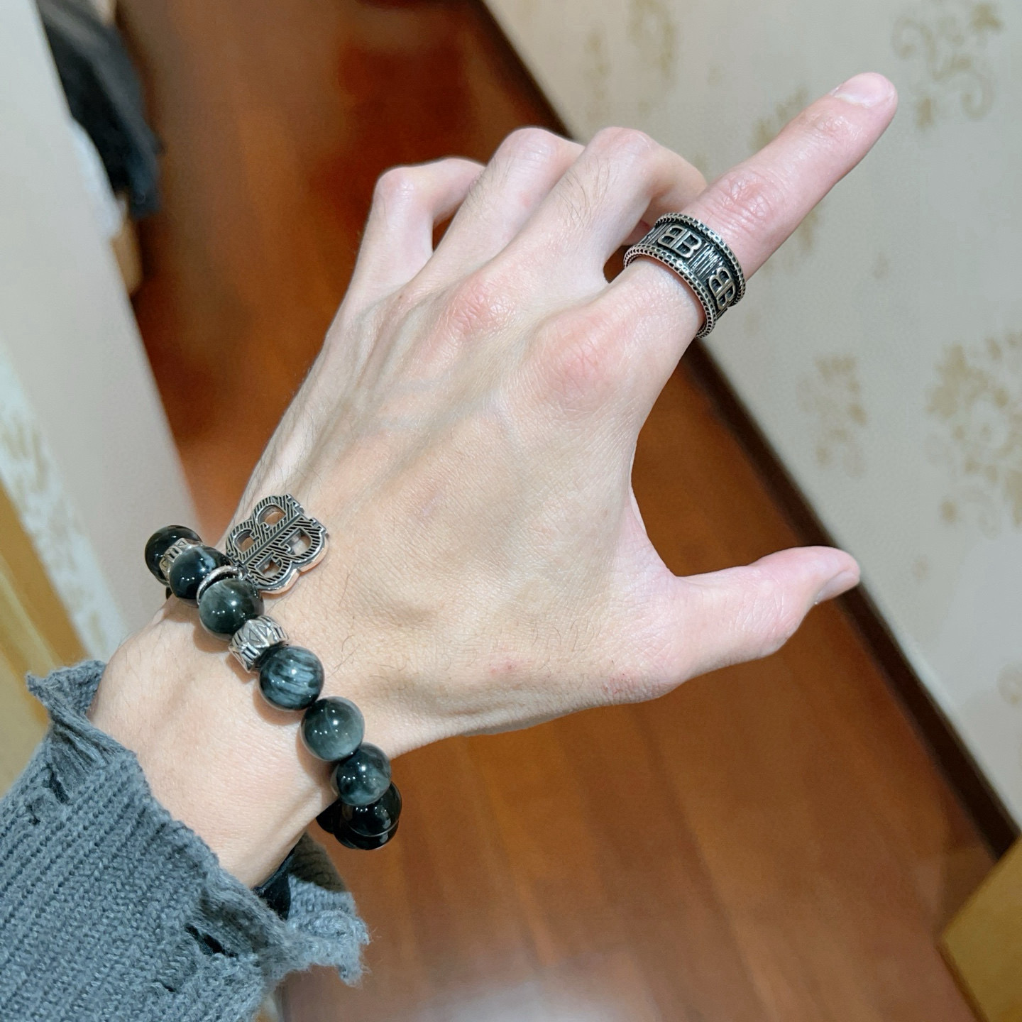。 爆款原单货 新品 巴黎世家戒指 Balenciaga戒指专柜一致巴黎世家戒指火爆款出货 设计独特 简
