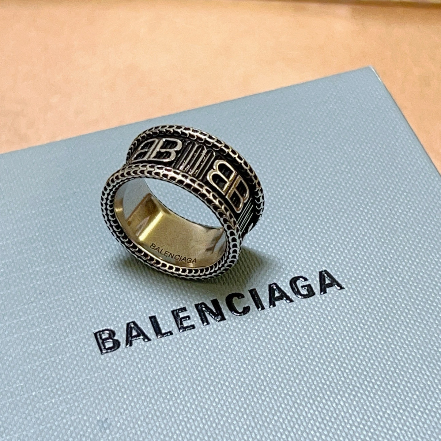 。 爆款原单货 新品 巴黎世家戒指 Balenciaga戒指专柜一致巴黎世家戒指火爆款出货 设计独特 简