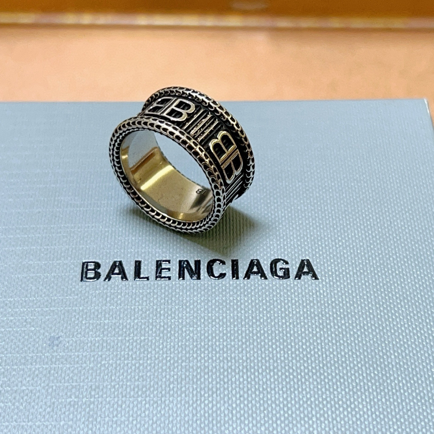。 爆款原单货 新品 巴黎世家戒指 Balenciaga戒指专柜一致巴黎世家戒指火爆款出货 设计独特 简