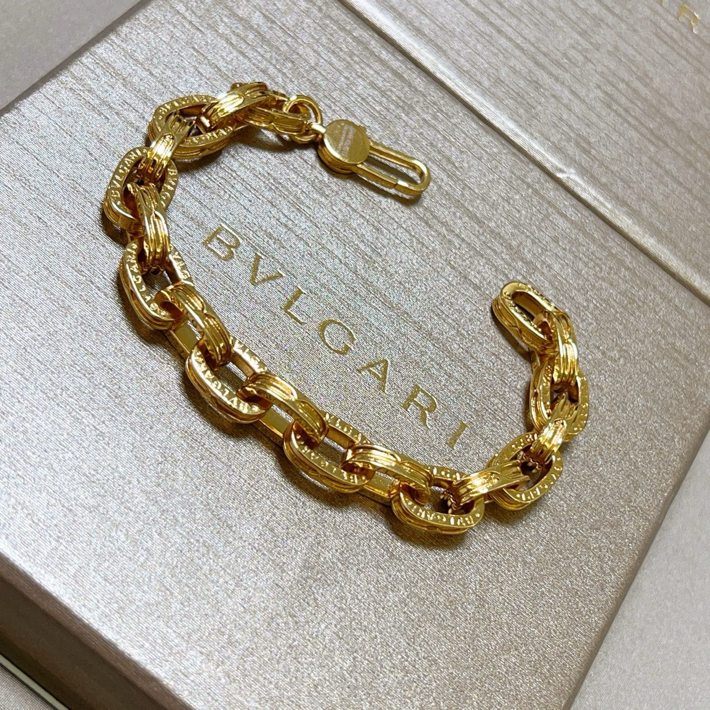 。宝格丽手链V金材质 BVLGARI宝格丽 DIVAS‘ DREAM 系列 品相完美，细节无敌，那种独特