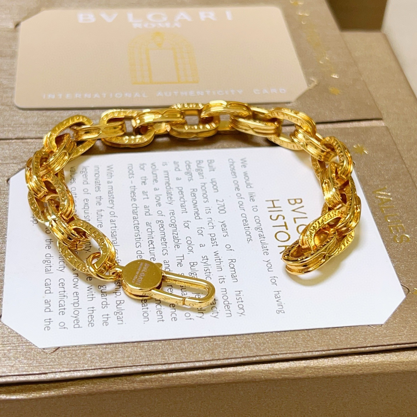 。宝格丽手链V金材质 BVLGARI宝格丽 DIVAS‘ DREAM 系列 品相完美，细节无敌，那种独特