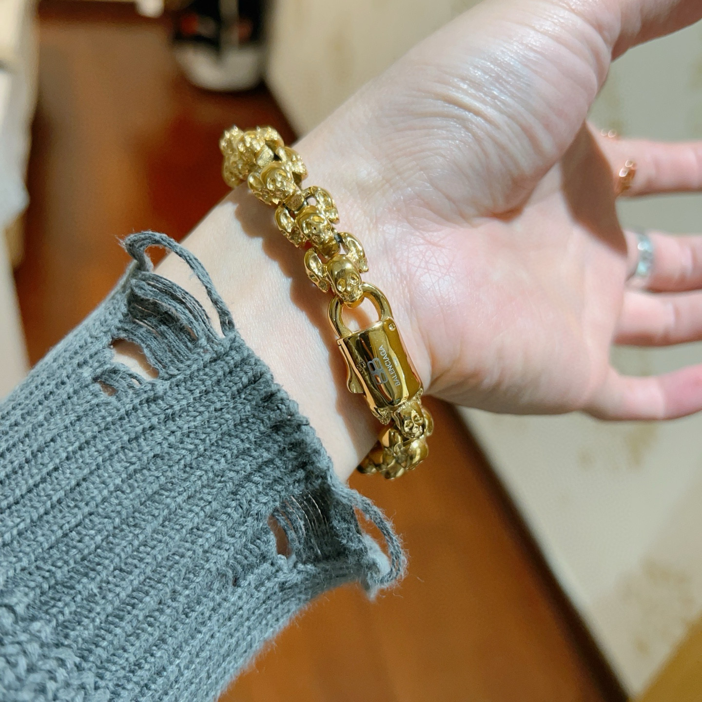 。 原单货🔹🔹新品 巴黎世家 Balenciaga手链🔹专柜一致巴黎世家手链 男士火爆款出货 设计骷髅头