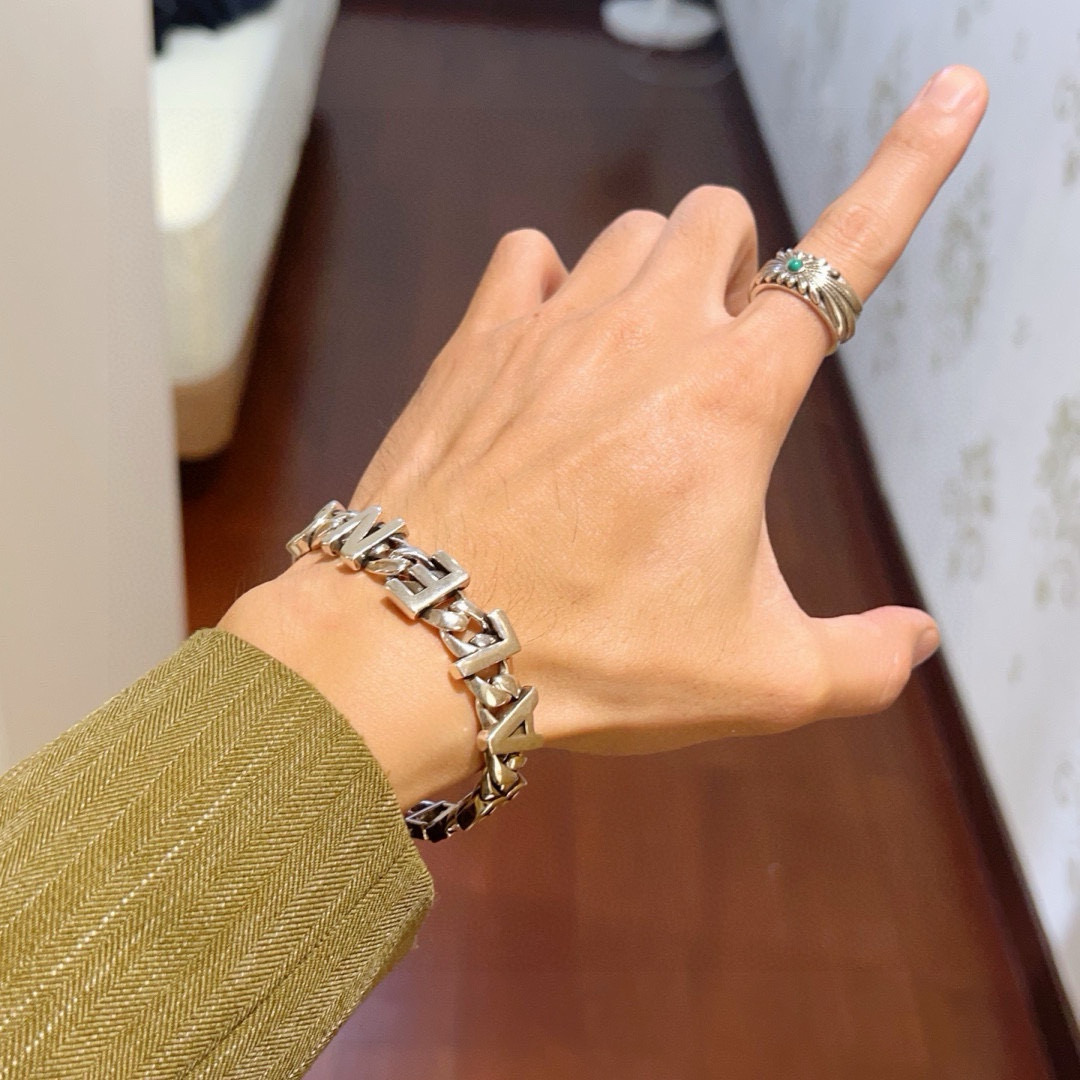 。 原单货🔹🔹新品 巴黎世家 Balenciaga手链🔹专柜一致巴黎世家手链 男士火爆款出货 设计独特 