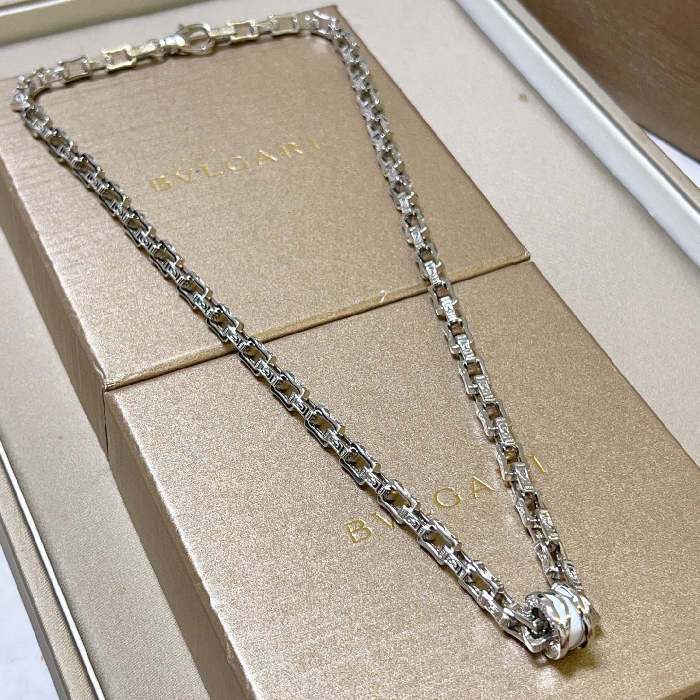  宝格丽项链V金材质 BVLGARI宝格丽 DIVAS‘ DREAM 系列 品相完美，细节无敌，那种独特