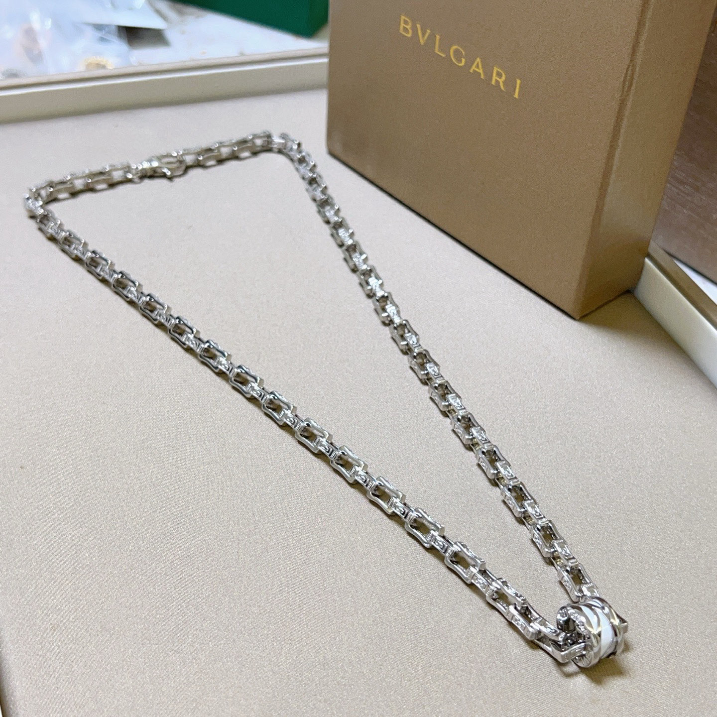  宝格丽项链V金材质 BVLGARI宝格丽 DIVAS‘ DREAM 系列 品相完美，细节无敌，那种独特