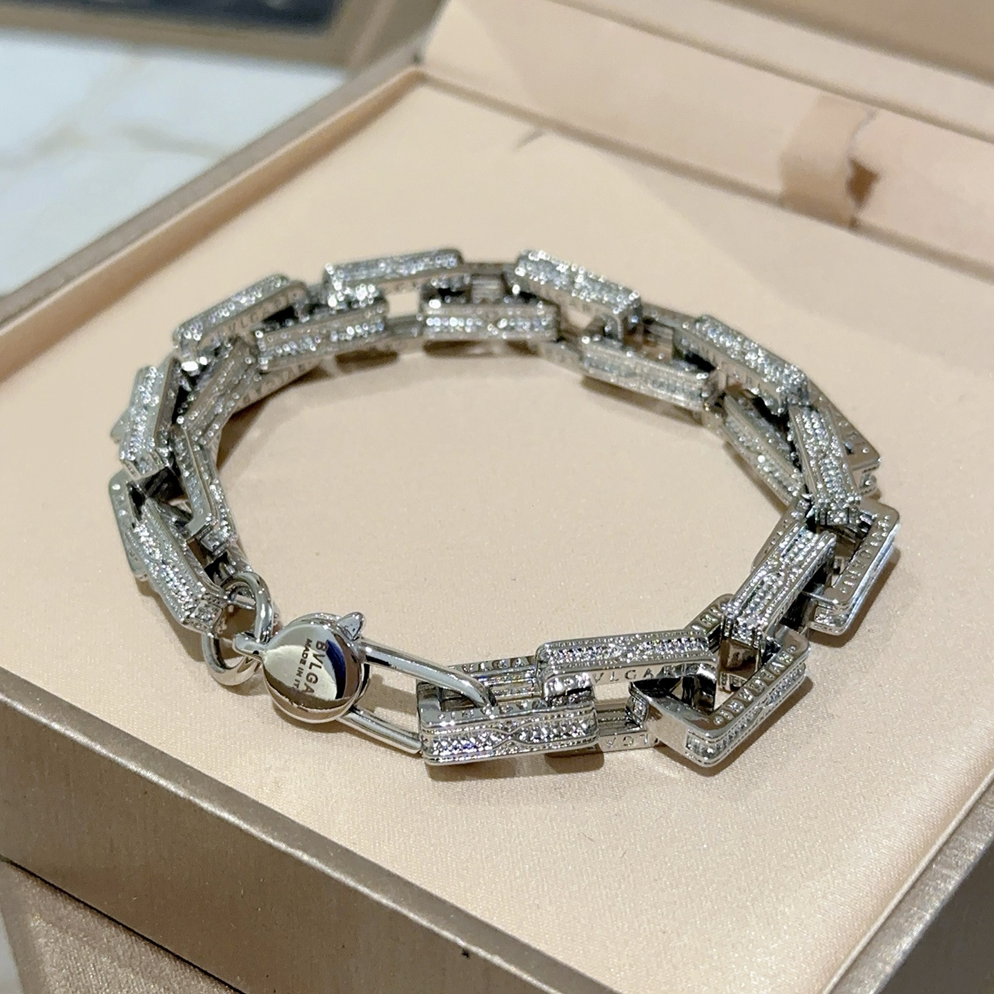 。宝格丽手链V金材质 BVLGARI宝格丽 DIVAS‘ DREAM 系列 品相完美，细节无敌，那种独特