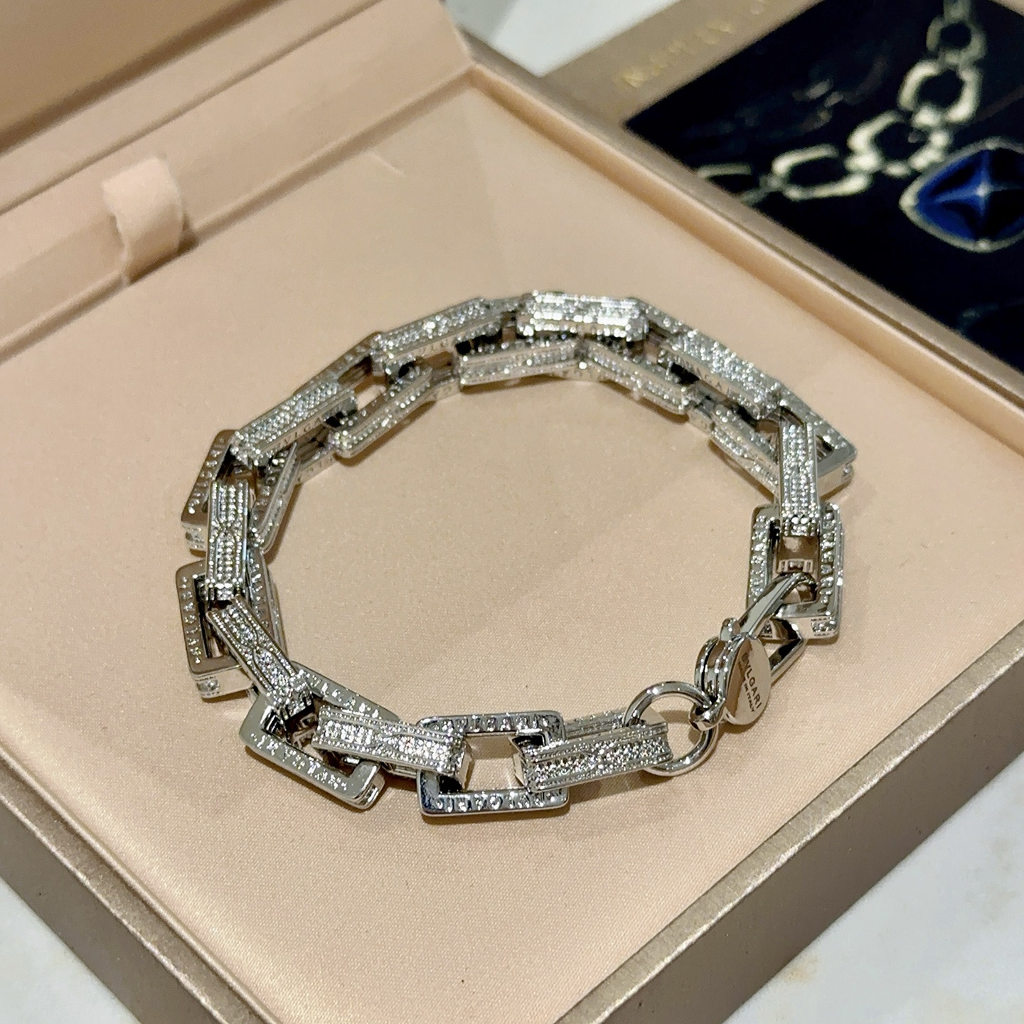 。宝格丽手链V金材质 BVLGARI宝格丽 DIVAS‘ DREAM 系列 品相完美，细节无敌，那种独特