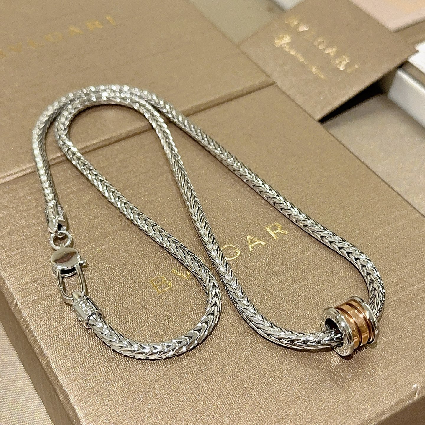 。宝格丽项链V金材质 BVLGARI宝格丽 DIVAS‘ DREAM 系列 品相完美，细节无敌，那种独特