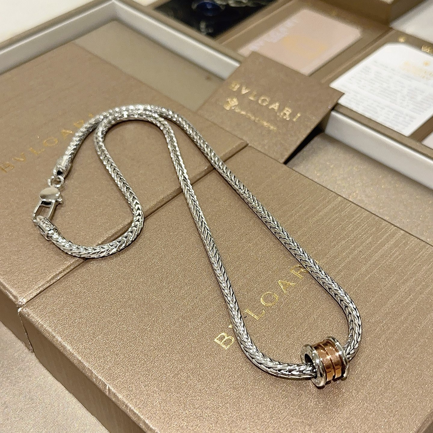 。宝格丽项链V金材质 BVLGARI宝格丽 DIVAS‘ DREAM 系列 品相完美，细节无敌，那种独特