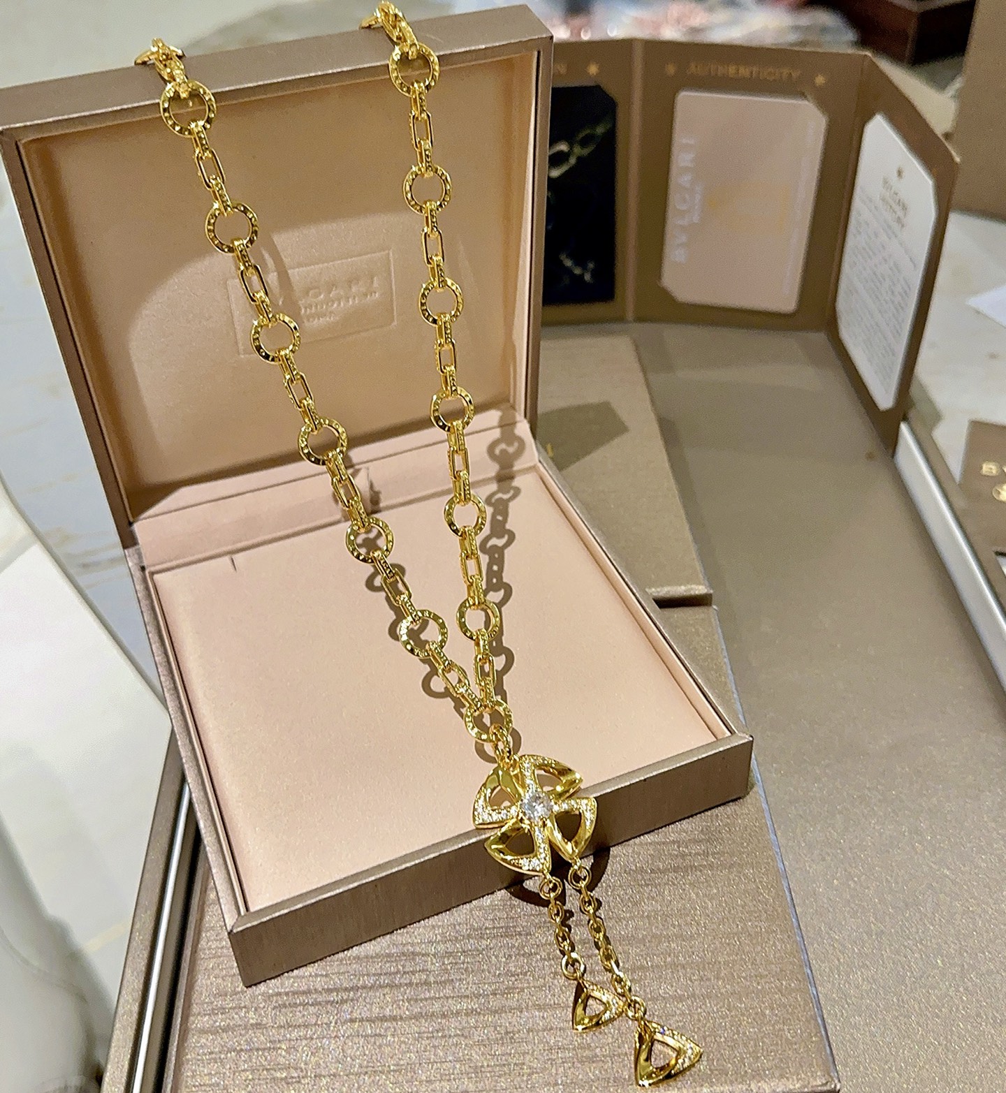 。宝格丽项链V金材质 BVLGARI宝格丽 DIVAS‘ DREAM 系列 品相完美，细节无敌，那种独特