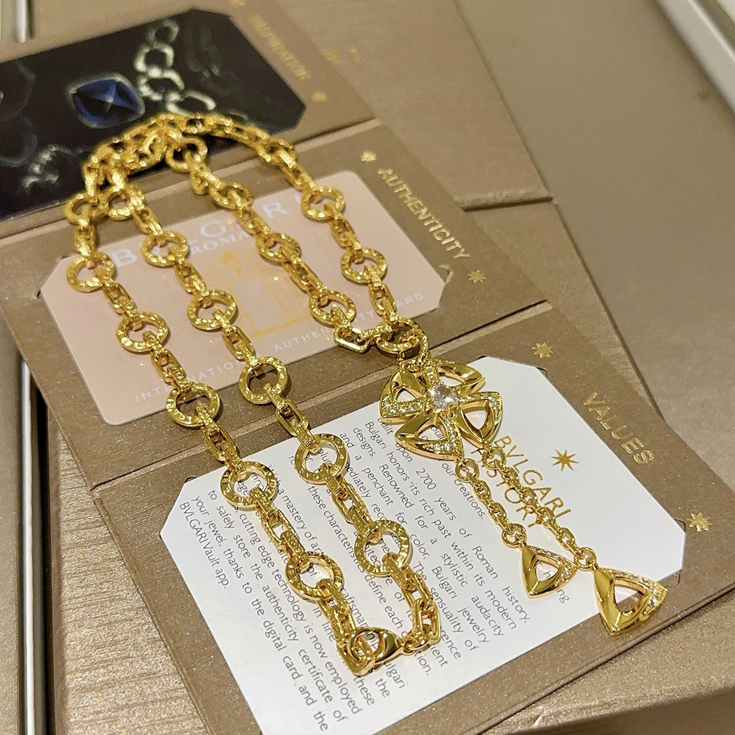 。宝格丽项链V金材质 BVLGARI宝格丽 DIVAS‘ DREAM 系列 品相完美，细节无敌，那种独特