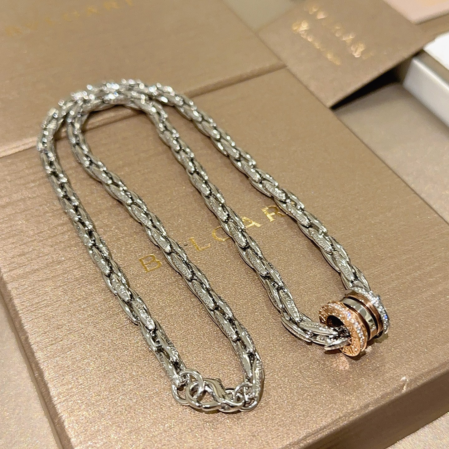 。宝格丽项链V金材质 BVLGARI宝格丽 DIVAS‘ DREAM 系列 品相完美，细节无敌，那种独特