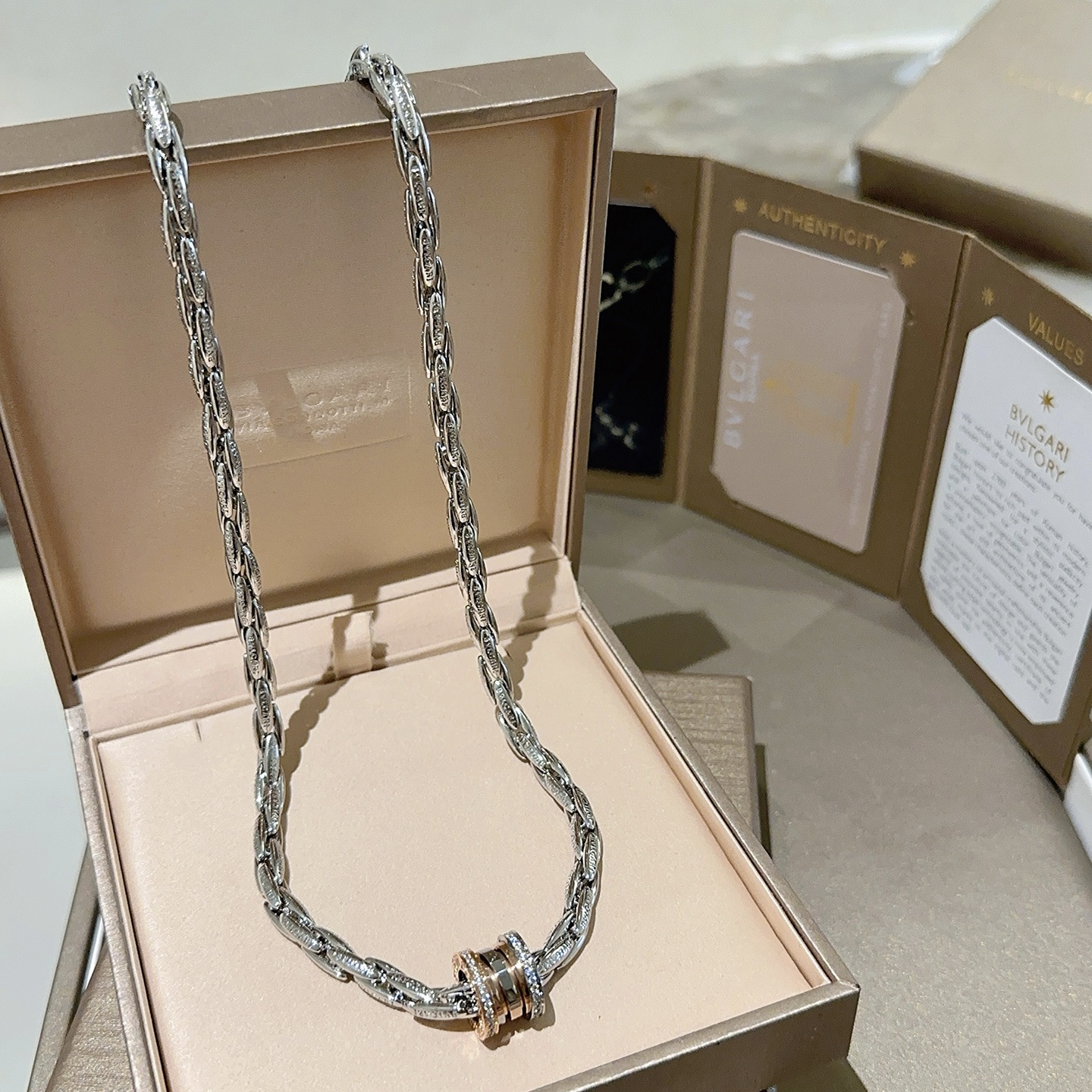 。宝格丽项链V金材质 BVLGARI宝格丽 DIVAS‘ DREAM 系列 品相完美，细节无敌，那种独特