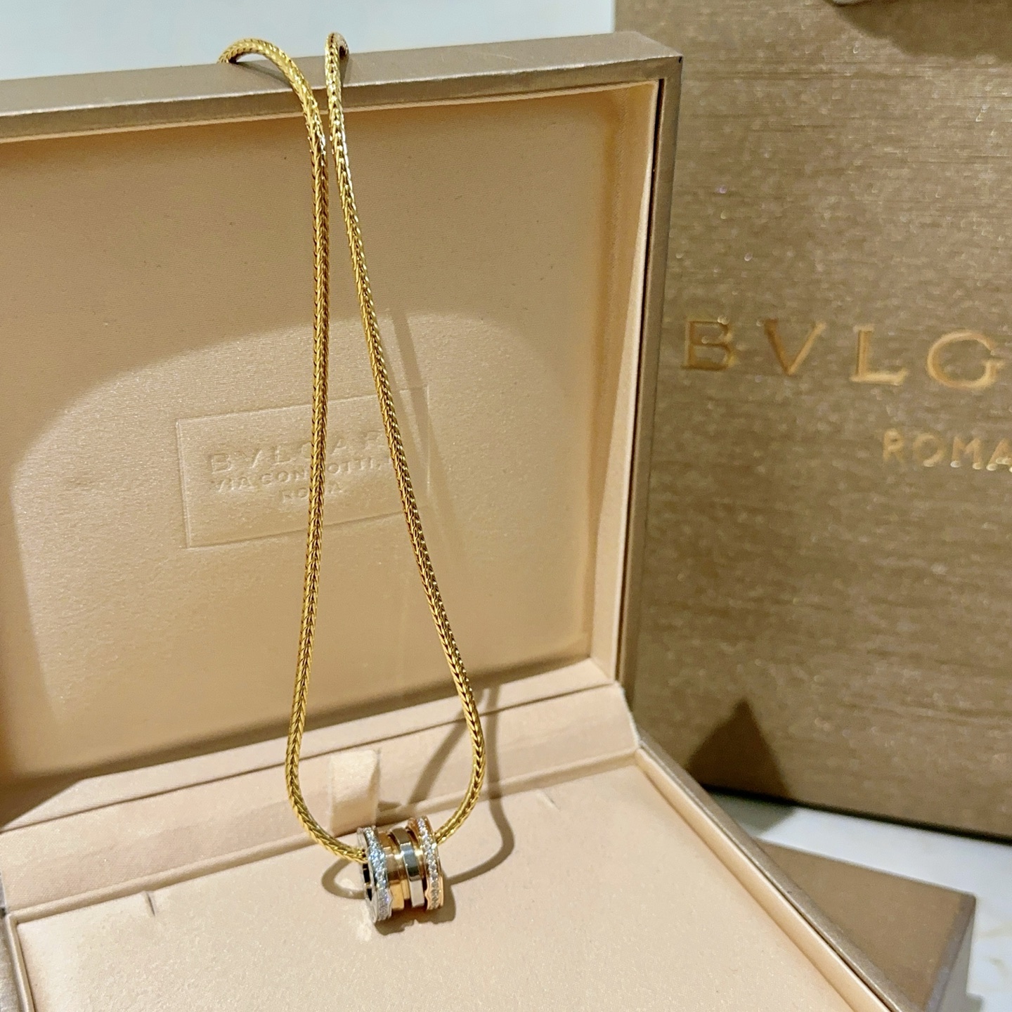 。宝格丽项链V金材质 BVLGARI宝格丽 DIVAS‘ DREAM 系列 品相完美，细节无敌，那种独特