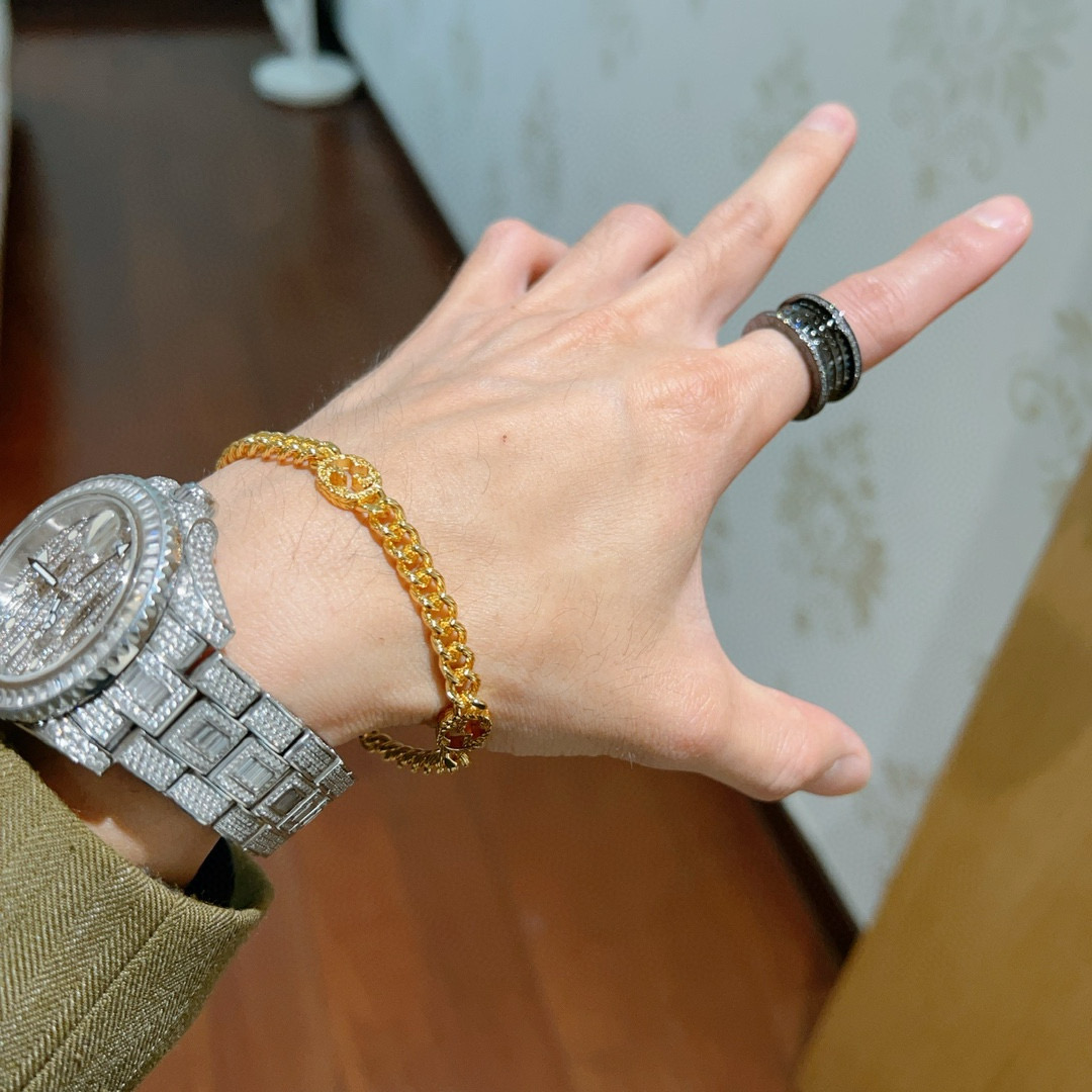 。 古驰推荐款2025最新古驰手链出炉🌼 Gucci古驰手链最新款的经典款 精致无论款式 质感 都是绝对