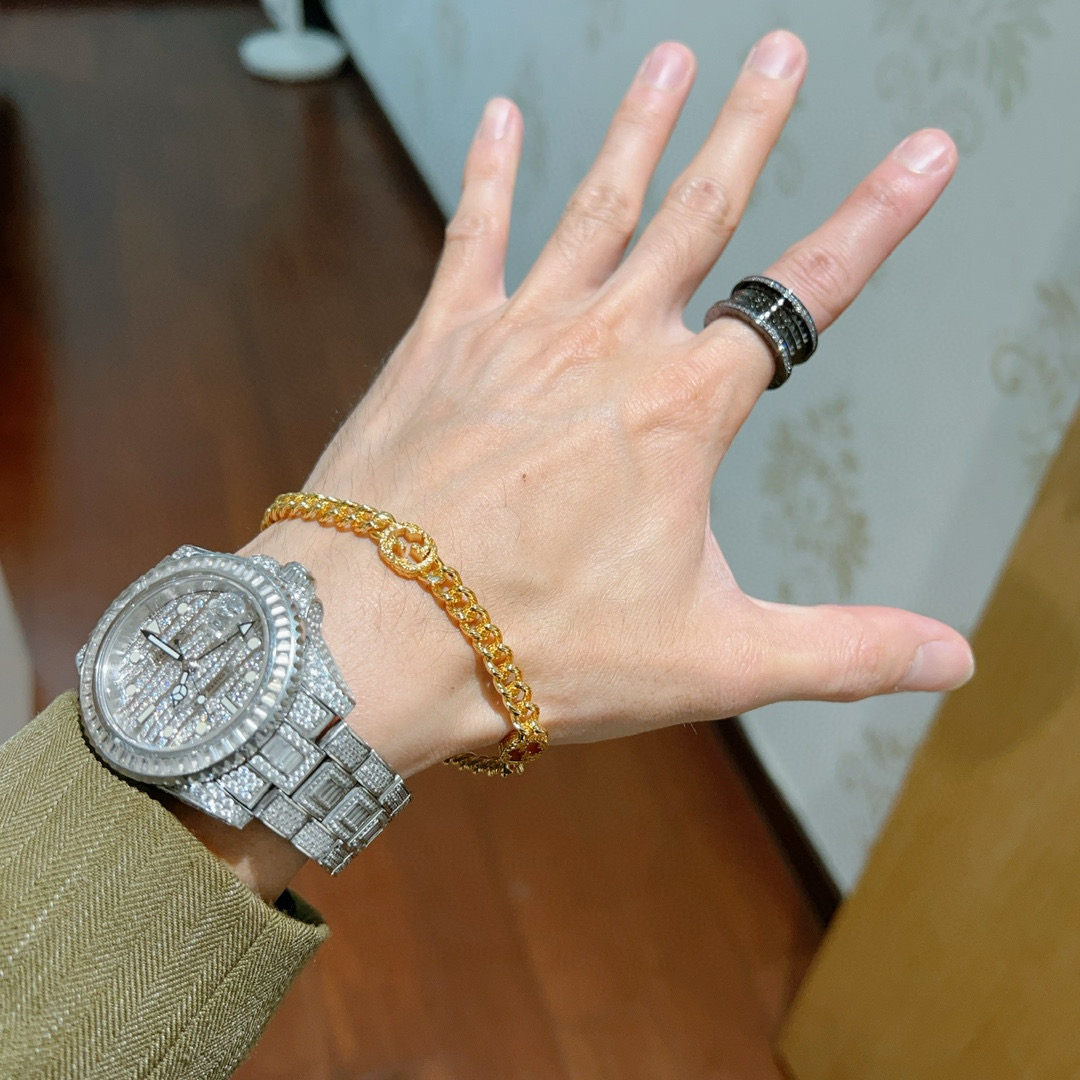 。 古驰推荐款2025最新古驰手链出炉🌼 Gucci古驰手链最新款的经典款 精致无论款式 质感 都是绝对