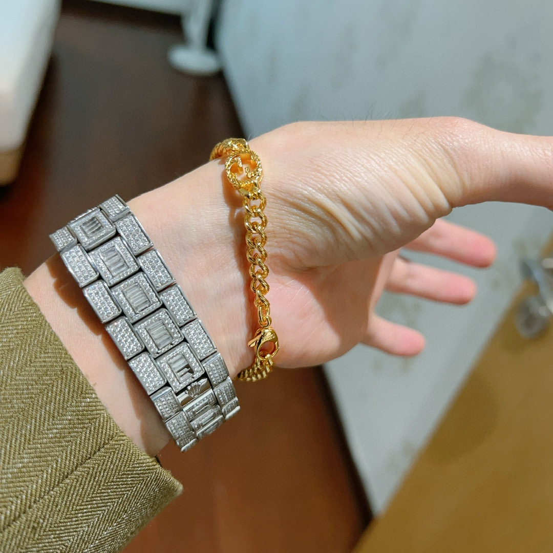 。 古驰推荐款2025最新古驰手链出炉🌼 Gucci古驰手链最新款的经典款 精致无论款式 质感 都是绝对