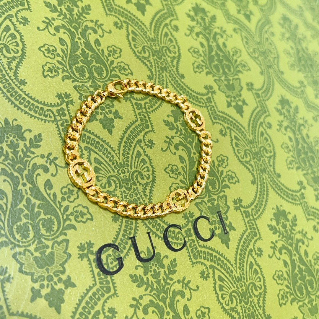 NO:380780,Comment. Gucci recommended 2025 latest Gucci bracelet is released. The latest classic model of Gucci bracelet is exquisite, regardless of style or texture. It is absolutely top feel. Just take a look and you can understand the original logo. Super nice. The best choice for matching clothes. It is a must-have artifact for men and women. Simple and atmospheric, low-key and luxurious. The number of codes is 18.20. 22. 24 cm, fine jewelry, gucci, gucci, bracelet19860909批. 古驰推荐款2025最新古驰手链出炉 Gucci古驰手链最新款的经典款 精致无论款式 质感 都是绝对的顶尖feel 只要看一眼就懂了原版logo 超 nice 搭配衣服最佳的选择,男女同款必备神器 简单又大气,低调显奢华 码数18.20. 22. 24厘米,饰品精品,gucci,gucci,bracelet,Jewelry