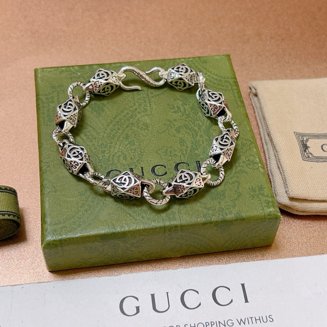 。 最新出炉🌼 Gucci古驰手链最新款的经典款 精致无论款式 质感 都是绝对的顶尖feel 只要看一眼
