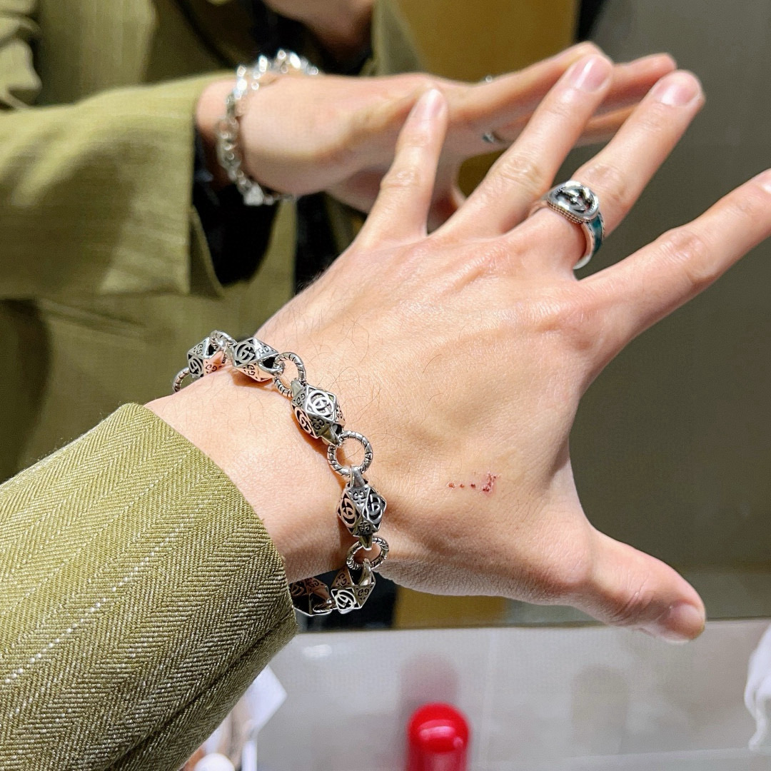 。 最新出炉🌼 Gucci古驰手链最新款的经典款 精致无论款式 质感 都是绝对的顶尖feel 只要看一眼
