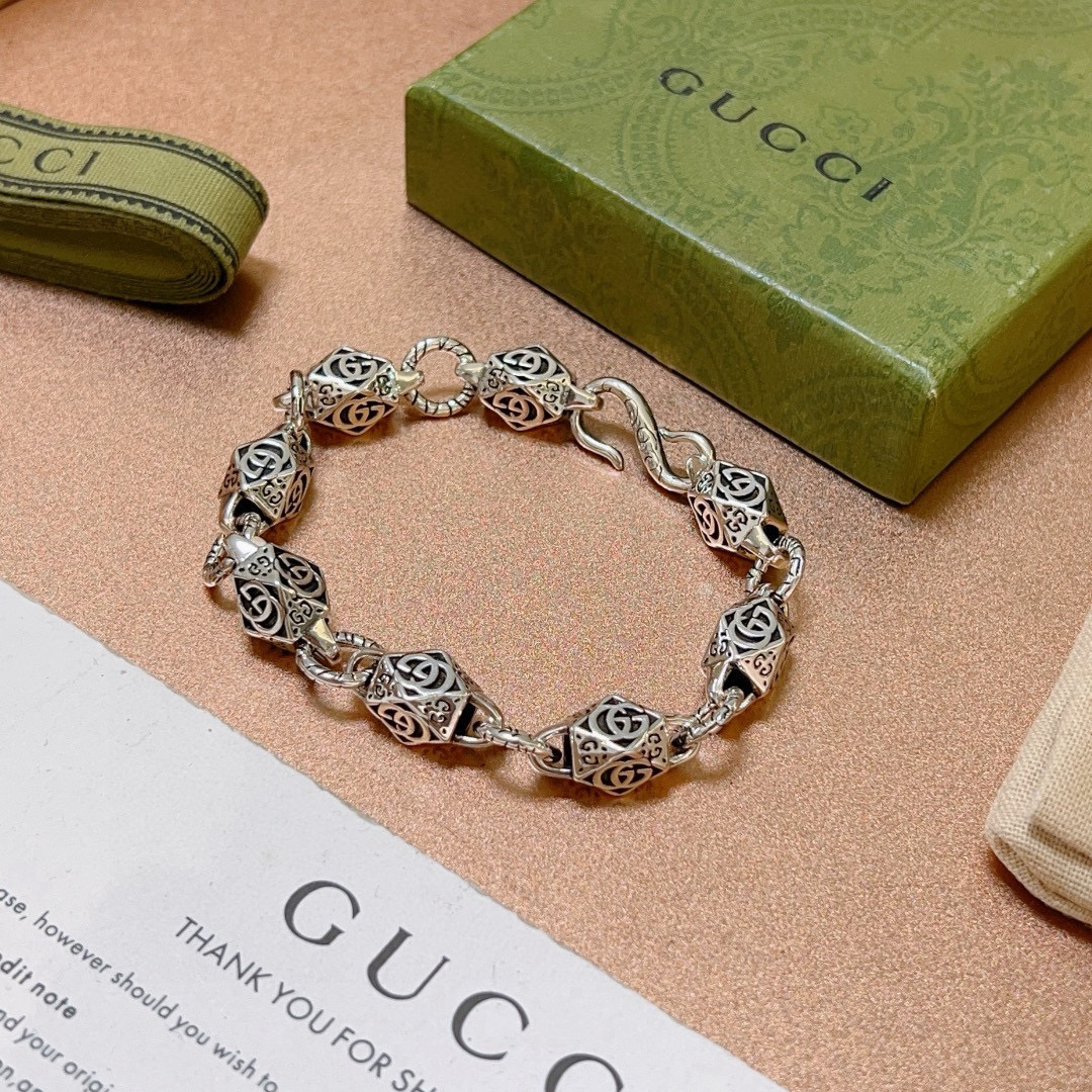 。 最新出炉🌼 Gucci古驰手链最新款的经典款 精致无论款式 质感 都是绝对的顶尖feel 只要看一眼