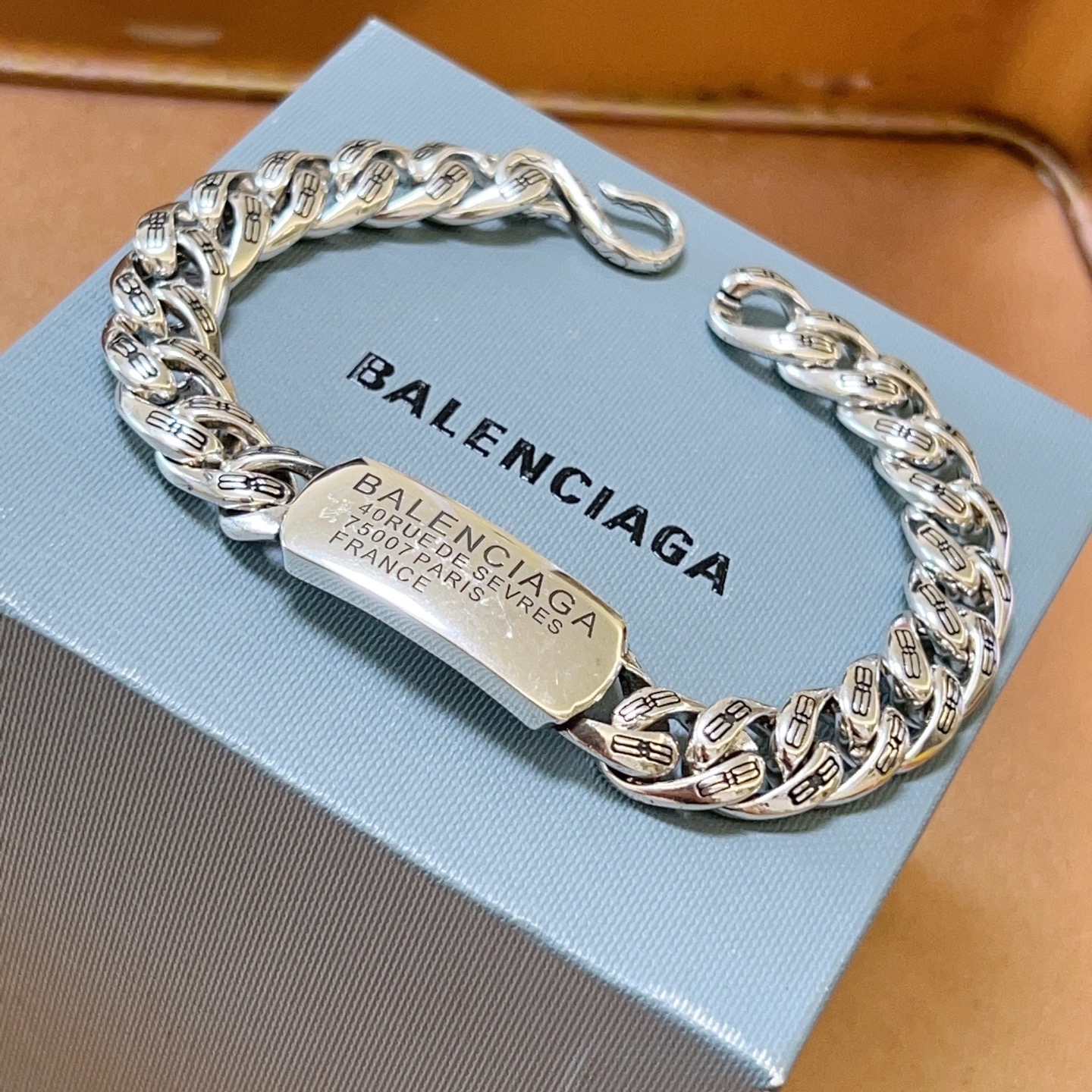 。 原单货🔹🔹新品 巴黎世家 Balenciaga手链🔹专柜一致巴黎世家手链 男士火爆款出货 设计独特 