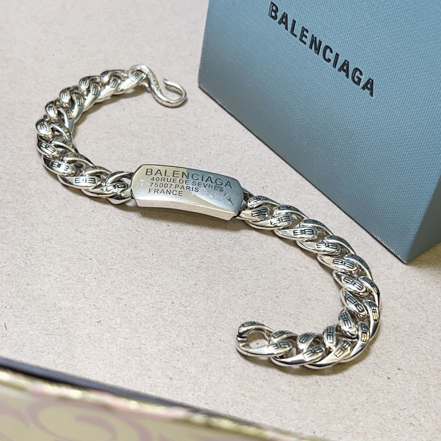 。 原单货🔹🔹新品 巴黎世家 Balenciaga手链🔹专柜一致巴黎世家手链 男士火爆款出货 设计独特 