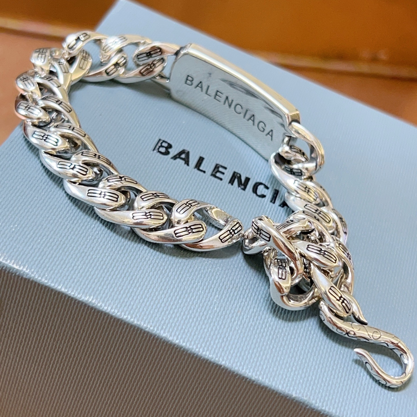。 原单货🔹🔹新品 巴黎世家 Balenciaga手链🔹专柜一致巴黎世家手链 男士火爆款出货 设计独特 