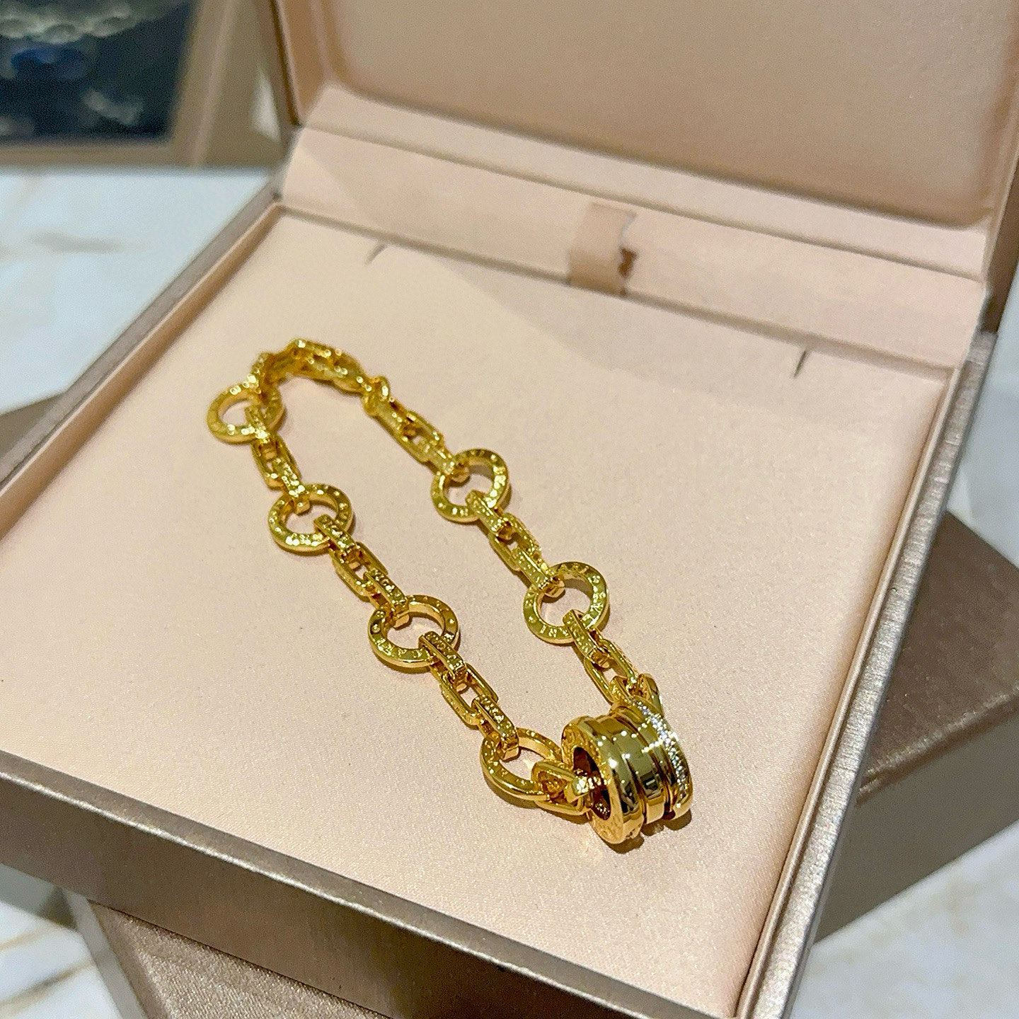 。宝格丽手链V金材质 BVLGARI宝格丽 DIVAS‘ DREAM 系列 品相完美，细节无敌，那种独特