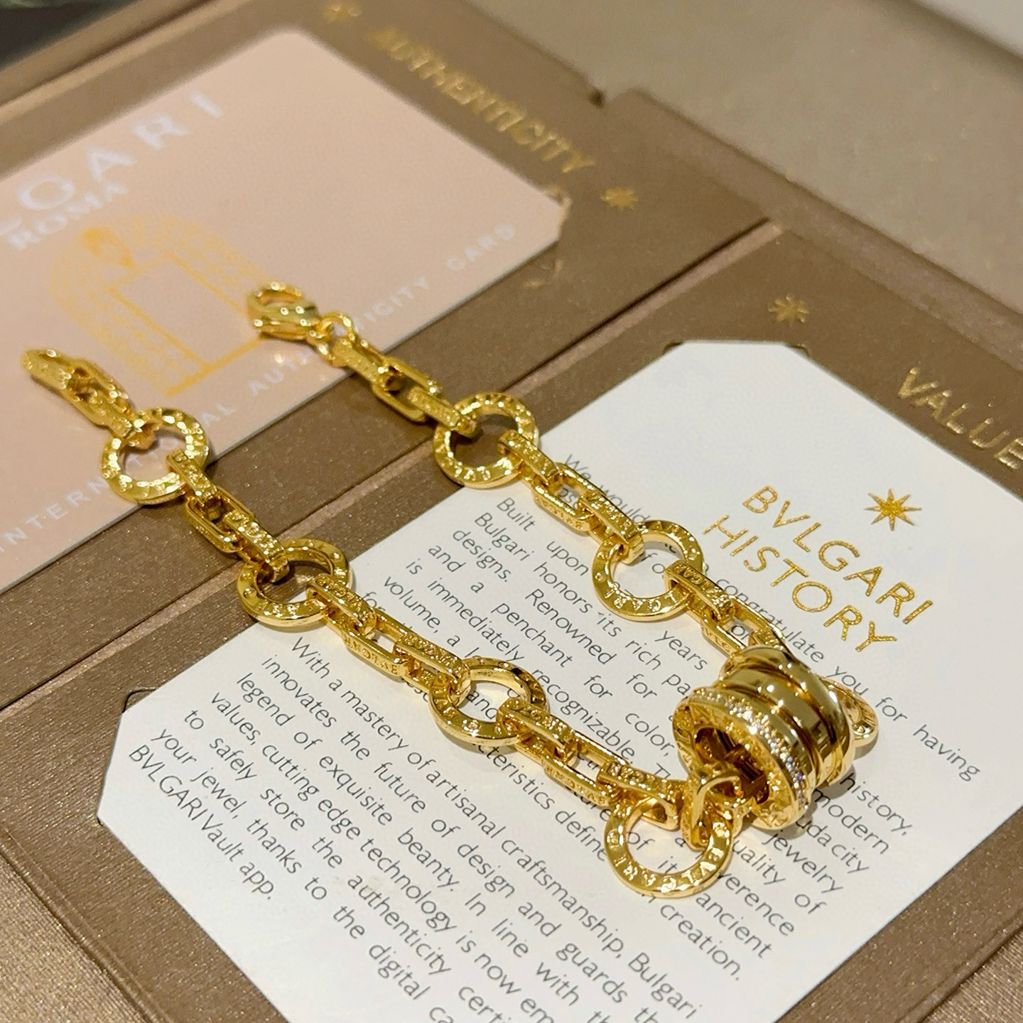 。宝格丽手链V金材质 BVLGARI宝格丽 DIVAS‘ DREAM 系列 品相完美，细节无敌，那种独特