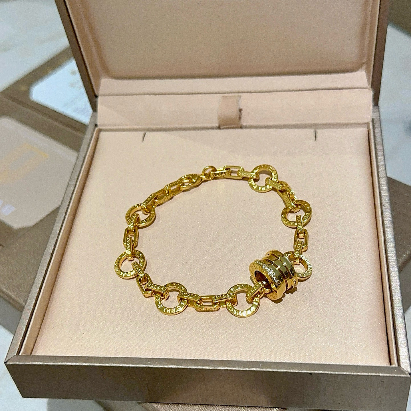 。宝格丽手链V金材质 BVLGARI宝格丽 DIVAS‘ DREAM 系列 品相完美，细节无敌，那种独特