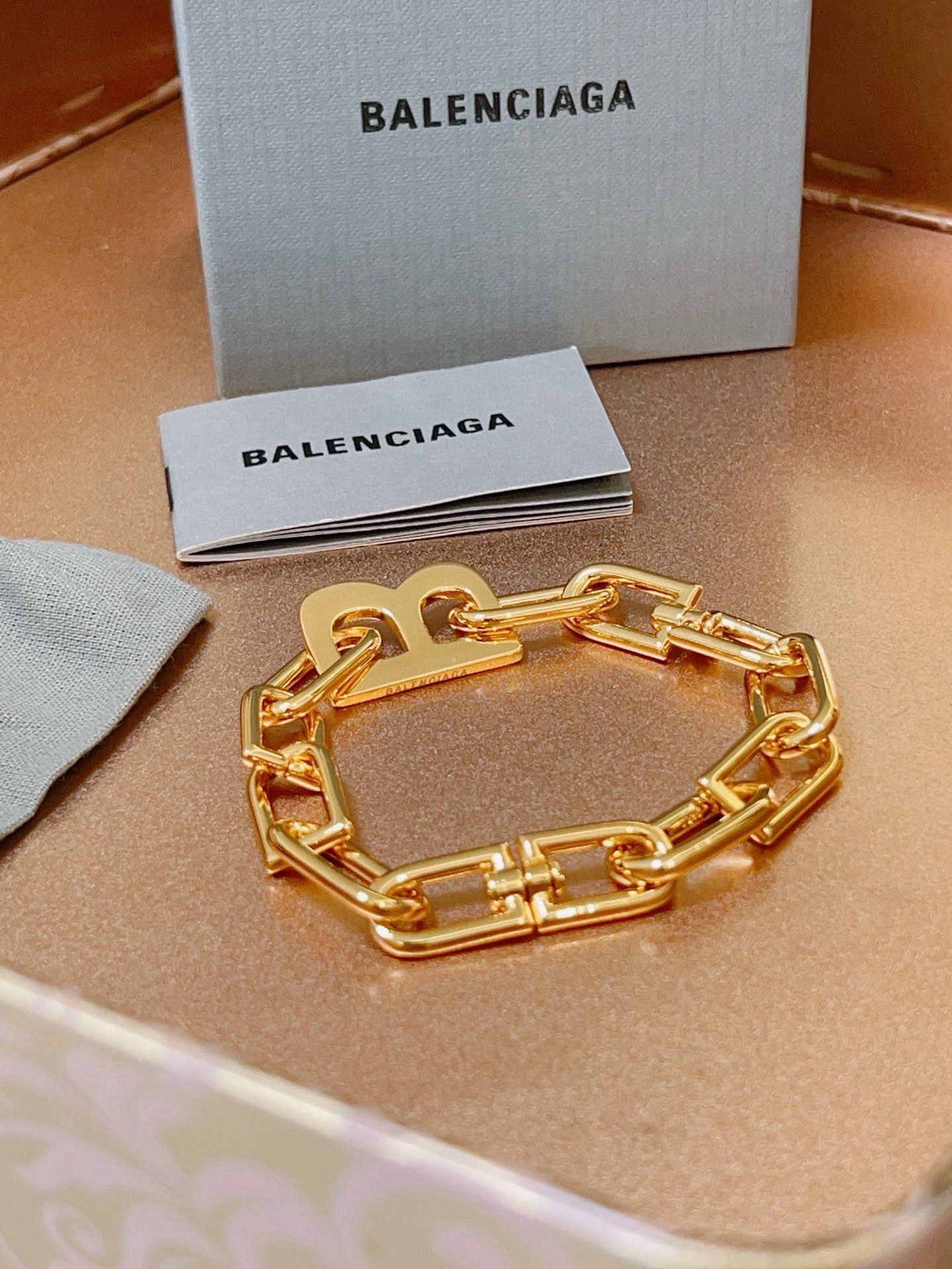 。 原单货🔹🔹新品 巴黎世家 Balenciaga手链🔹专柜一致巴黎世家手链 男女火爆款出货 设计独特 