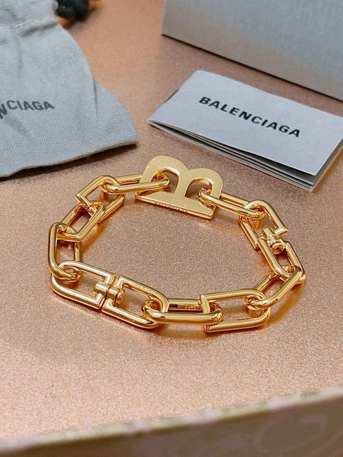 。 原单货🔹🔹新品 巴黎世家 Balenciaga手链🔹专柜一致巴黎世家手链 男女火爆款出货 设计独特 