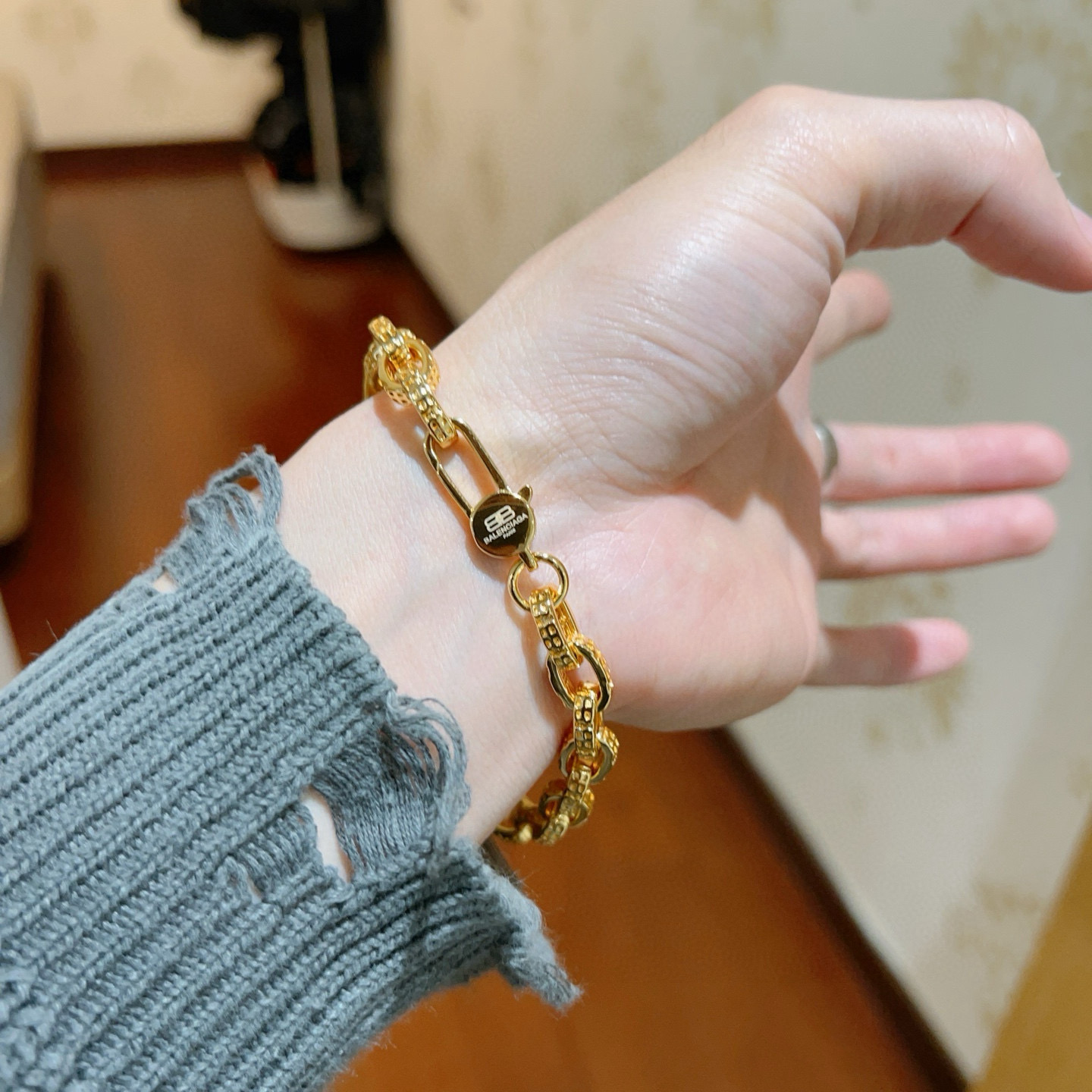 。 看清细节是否原版扣头 原版细节 原单货🔹🔹新品 巴黎世家 Balenciaga手链🔹专柜一致巴黎世家