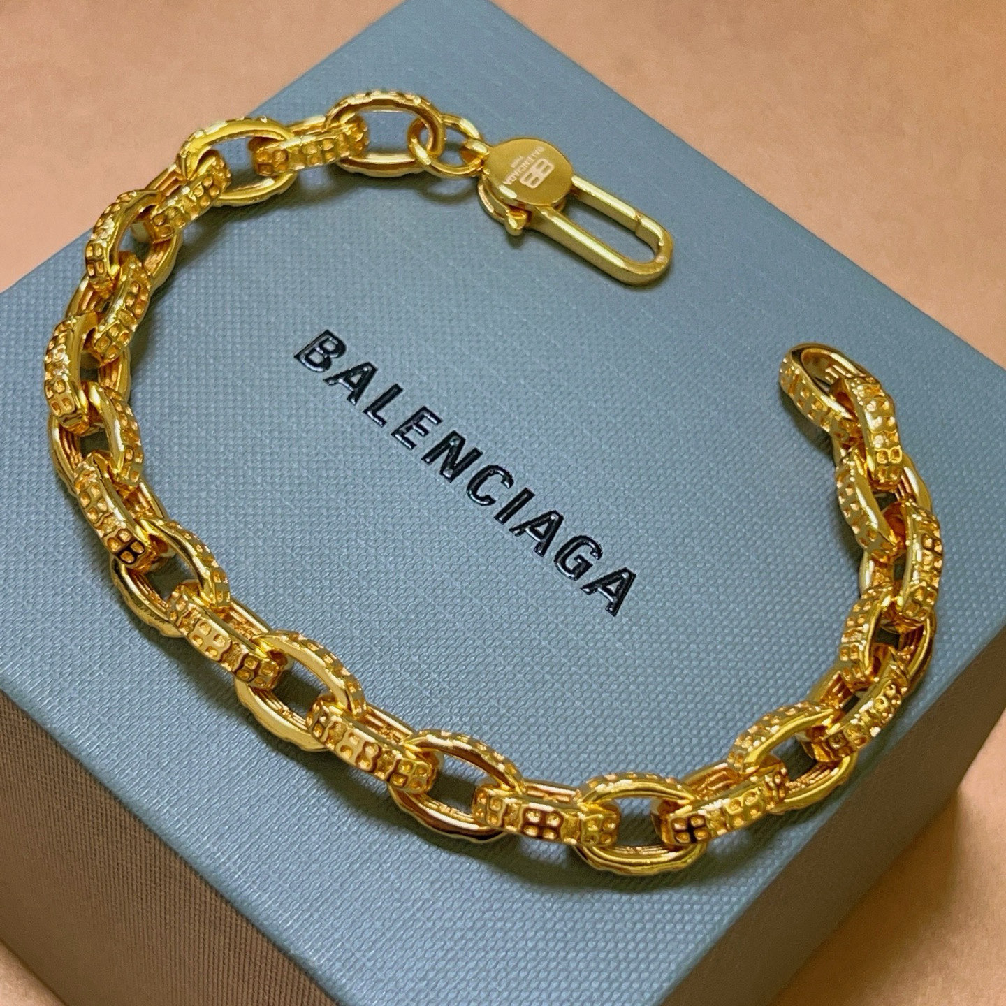 。 看清细节是否原版扣头 原版细节 原单货🔹🔹新品 巴黎世家 Balenciaga手链🔹专柜一致巴黎世家